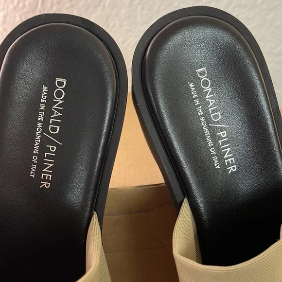 Donald J. Pliner slide wedge size 9.5 - Picture 4 of 8